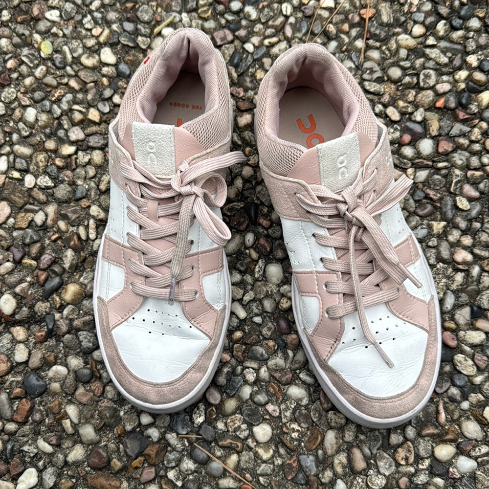 On THE ROGER Clubhouse Tennis sneaker